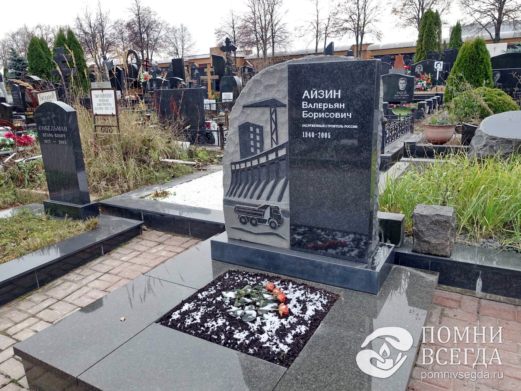 Памятник со сложной резьбой и квадратный цветник без бортов