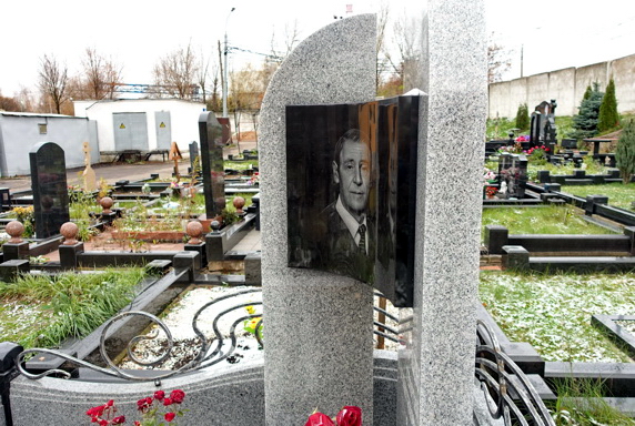 Оригинальный угловой памятник из двух сортов гранита
